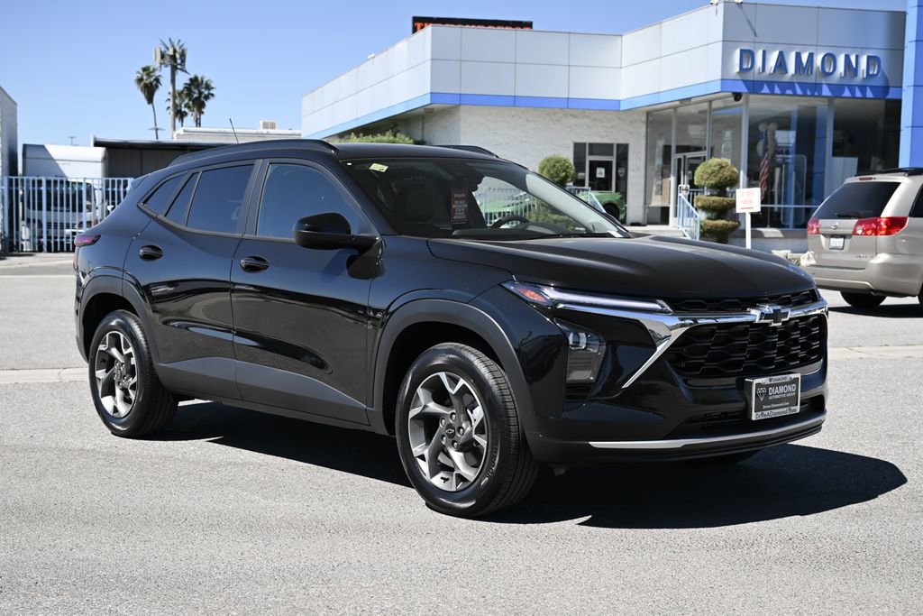 New 2026 Chevrolet Trax LT w/ LPO, Blackout Package FWD image 1