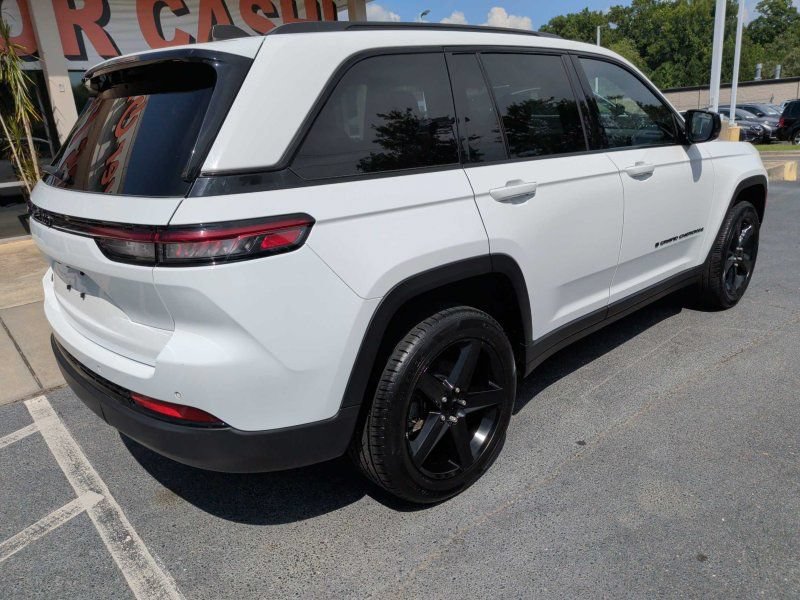 Used 2023 Jeep Grand Cherokee Altitude AWD/4WD image 4