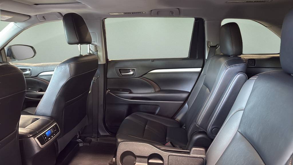 Used 2019 Toyota Highlander XLE AWD/4WD image 16