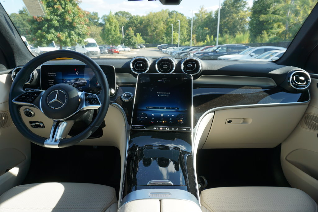 Used 2025 Mercedes-Benz GLC 300 4MATIC image 28