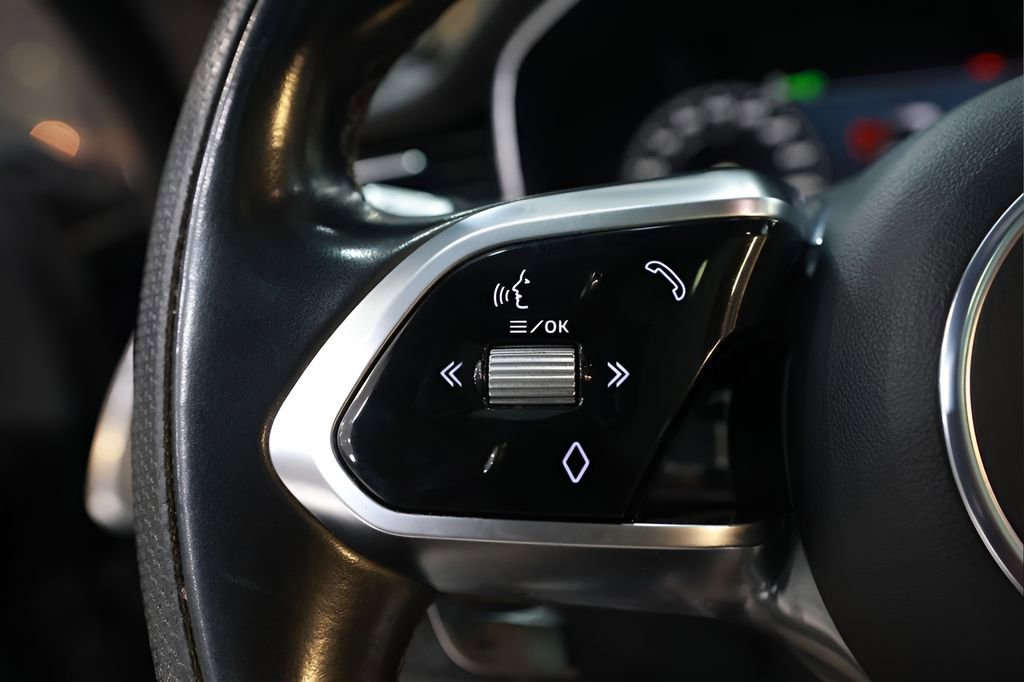 Used 2021 Jaguar F-PACE SVR image 36