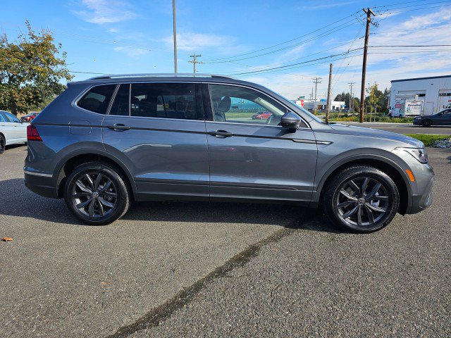 Used 2024 Volkswagen Tiguan SE w/ Panoramic Sunroof Package AWD/4WD image 2