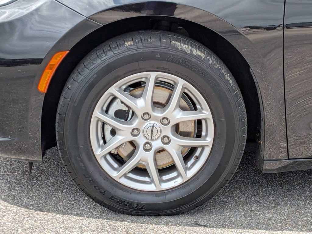 Used 2024 Chrysler Pacifica Touring-L FWD image 11