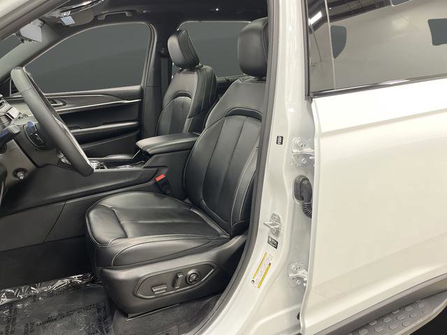 Used 2025 Jeep Grand Cherokee L Limited w/ Luxury Tech Group II AWD/4WD image 4