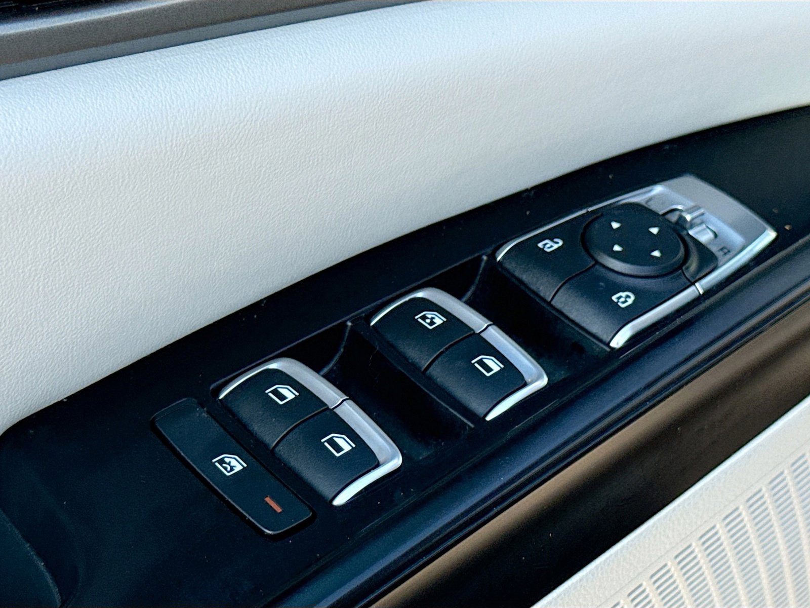 Used 2023 Kia Carnival LX image 8