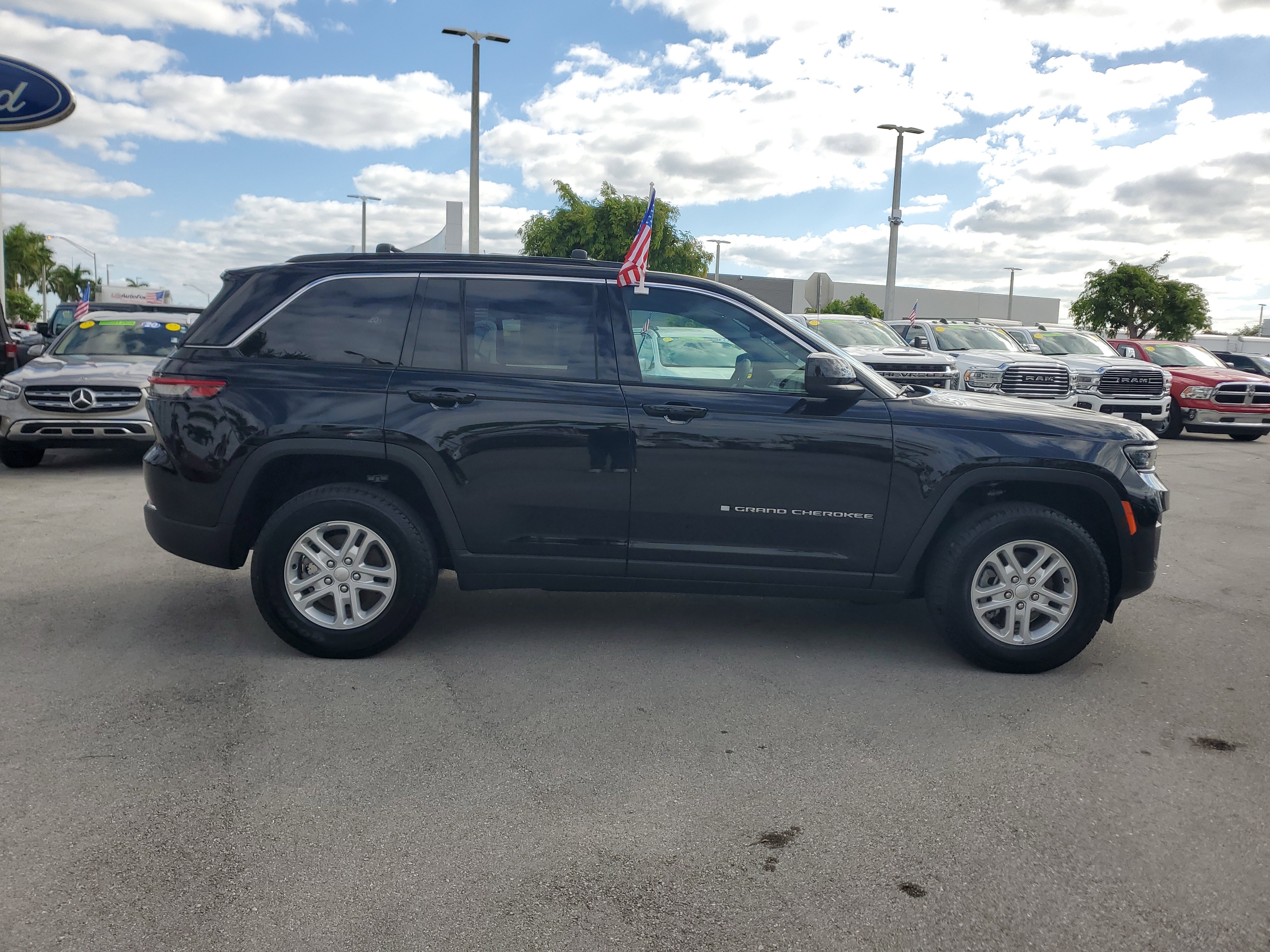 Used 2024 Jeep Grand Cherokee Laredo image 4