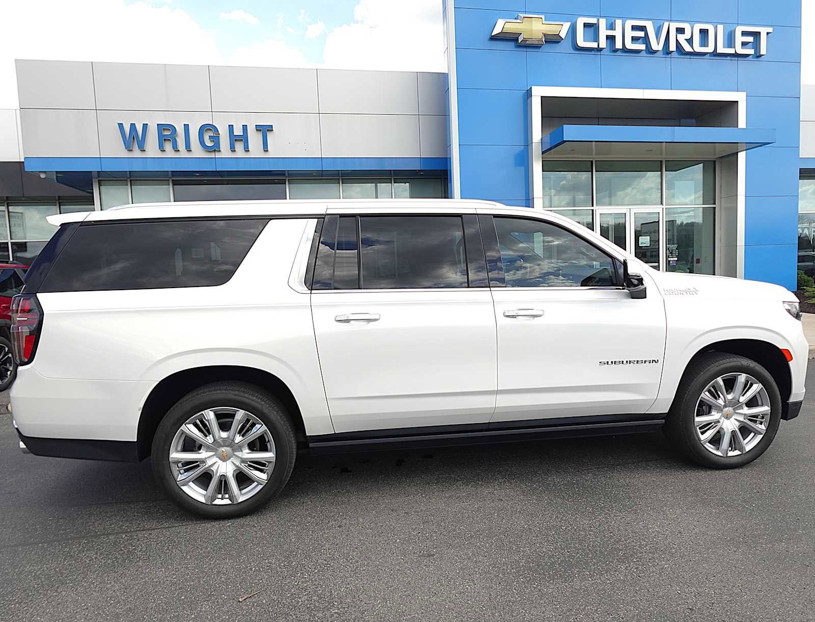 Used 2024 Chevrolet Suburban High Country AWD/4WD image 2