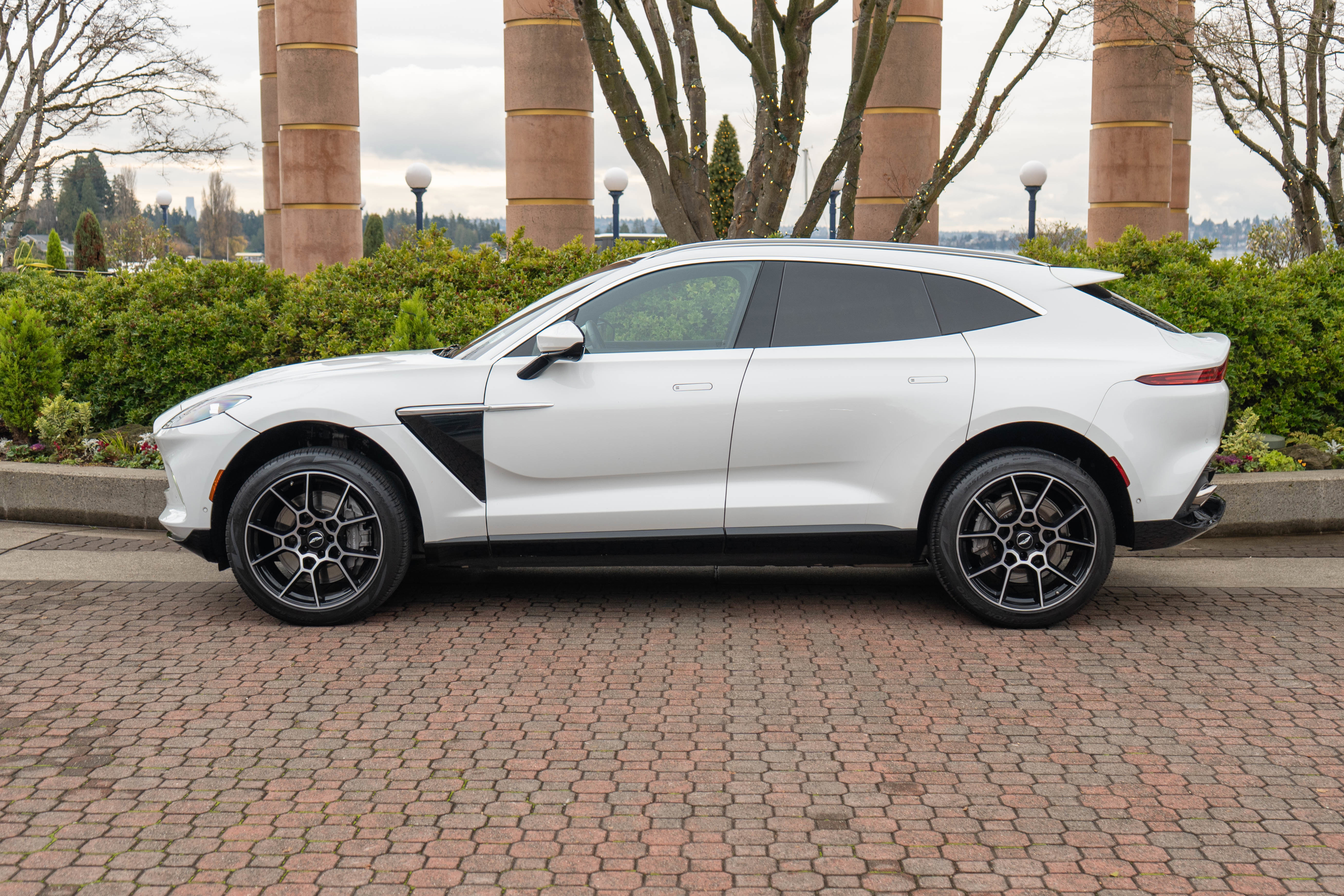 Used 2021 Aston Martin DBX image 39