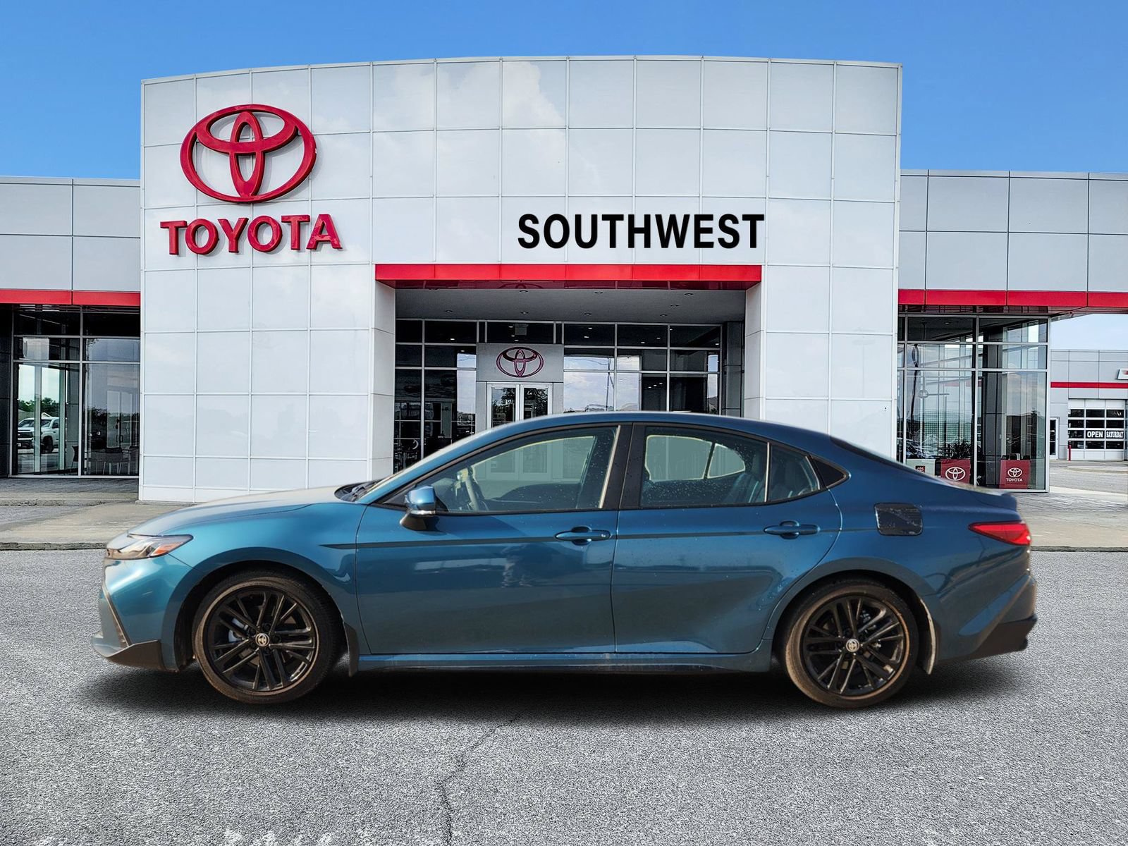 Used 2025 Toyota Camry SE w/ Convenience Package FWD image 3
