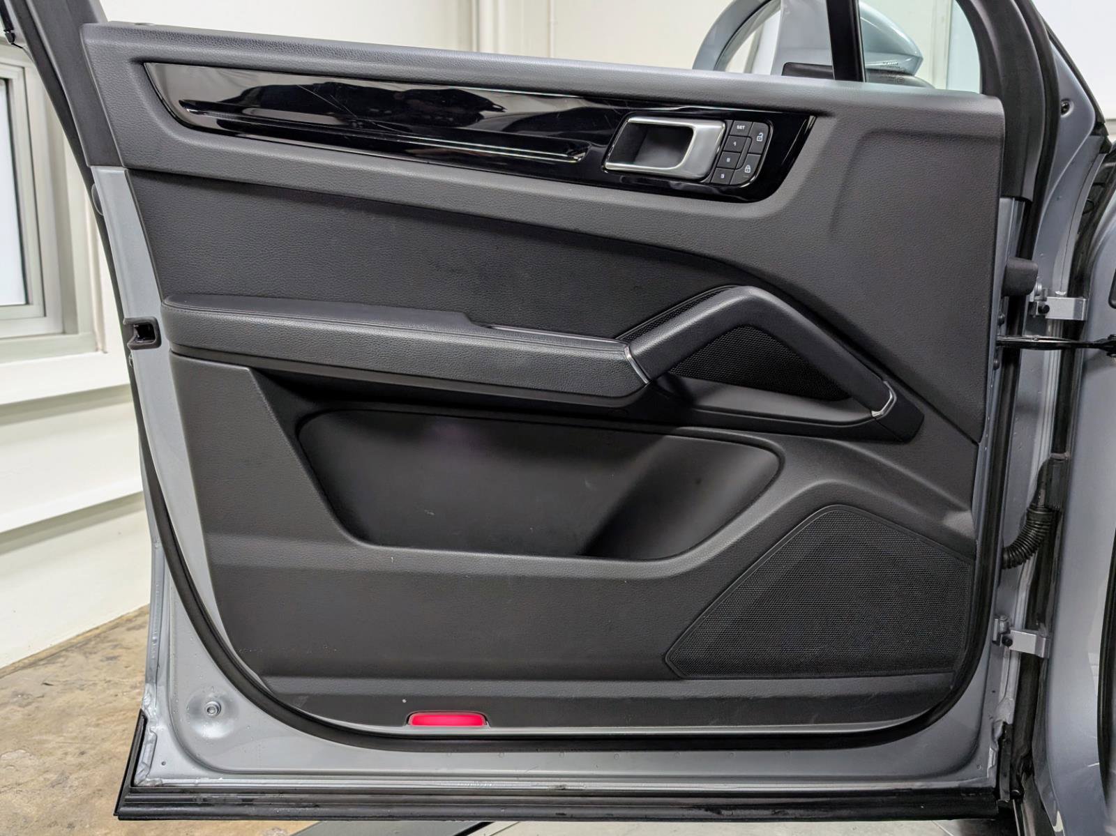 Used 2023 Porsche Cayenne Platinum Edition image 12