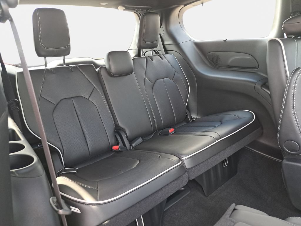 New 2027 Chrysler Pacifica Limited AWD/4WD image 12