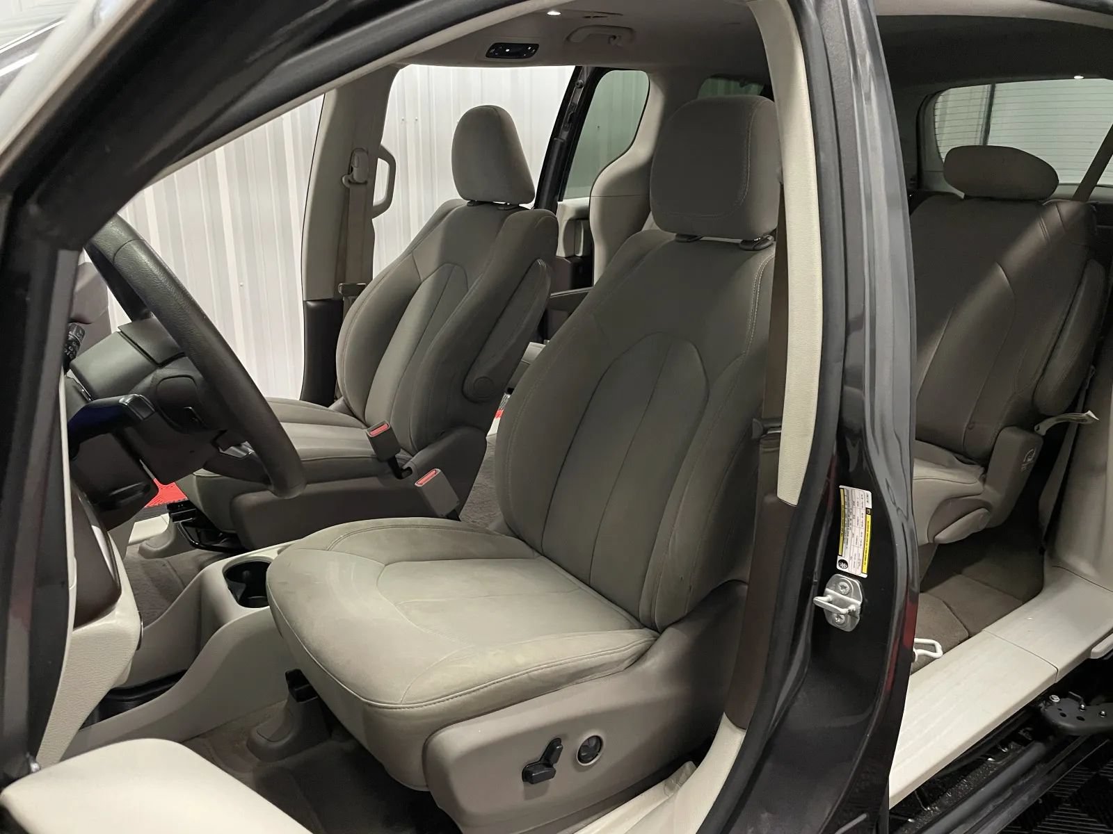 Used 2018 Chrysler Pacifica LX FWD image 32