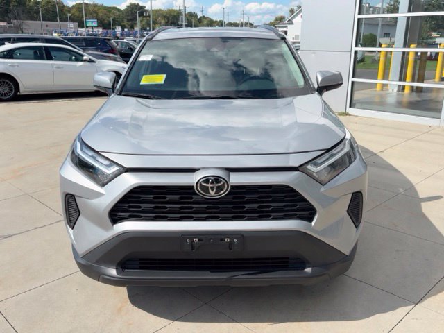 Used 2025 Toyota RAV4 XLE AWD/4WD image 2