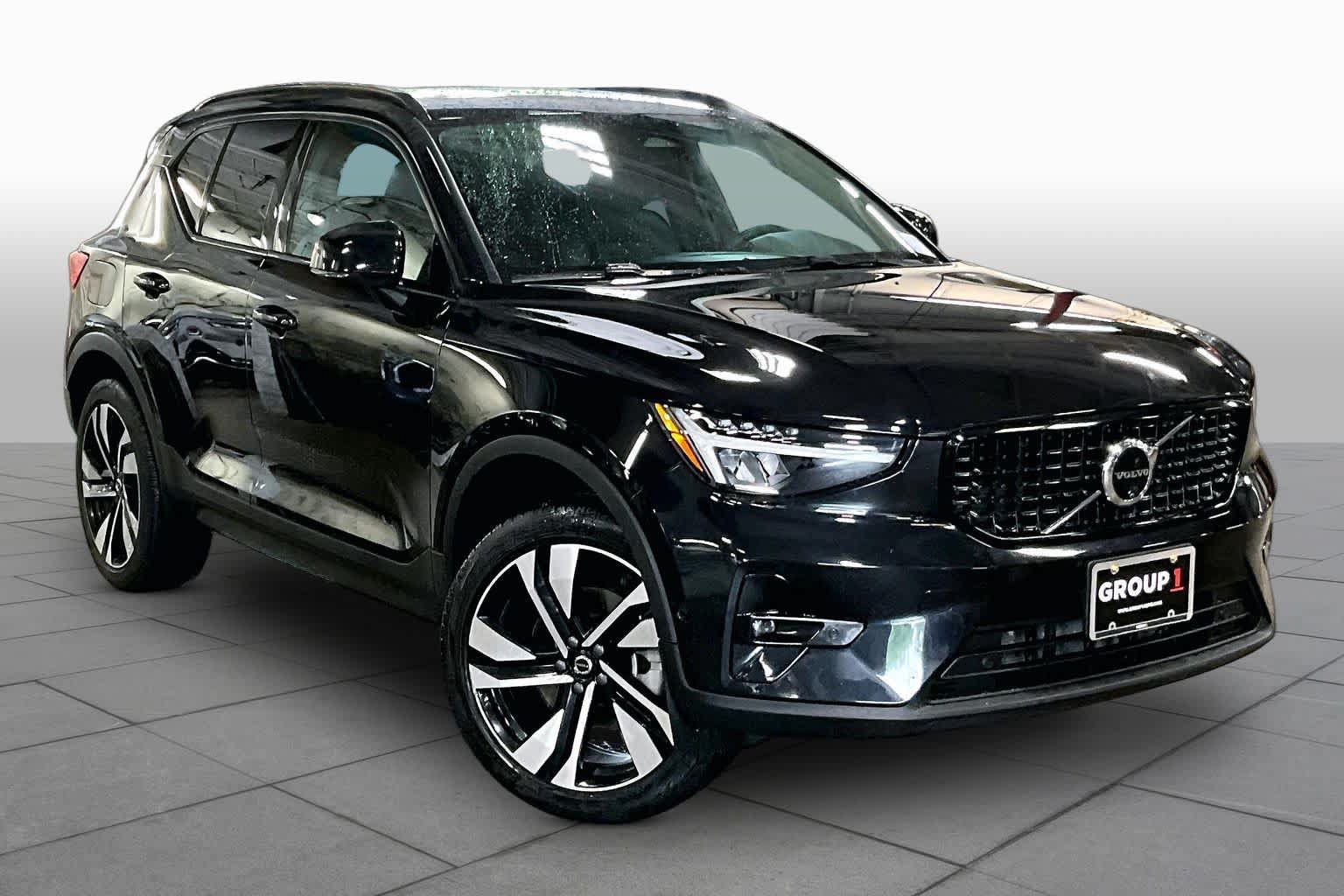 Used 2024 Volvo XC40 B5 Plus w/ Climate Package AWD/4WD image 3