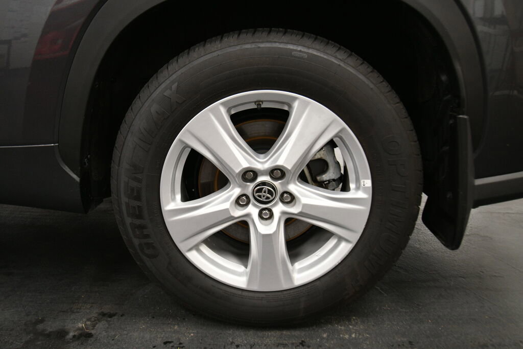 Certified 2024 Toyota Highlander LE image 33