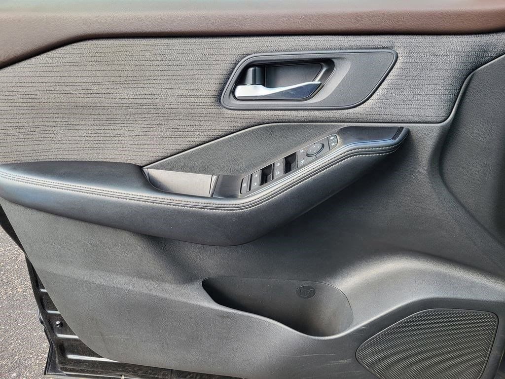 Used 2023 Nissan Rogue SV image 3