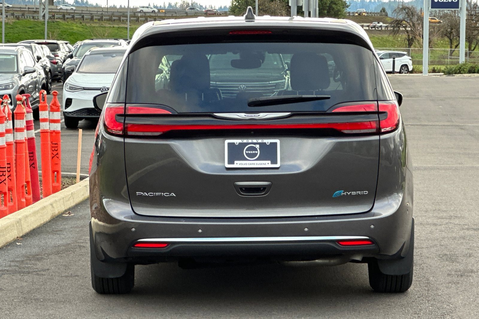 Used 2023 Chrysler Pacifica Limited w/ Uconnect Theater Family Group image 4