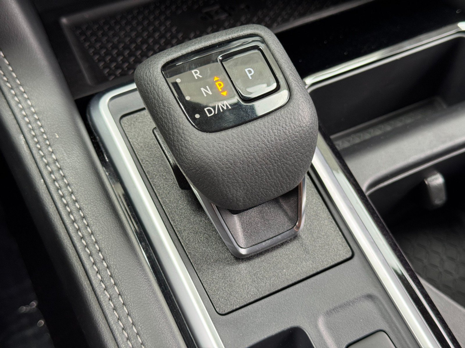 Used 2024 Nissan Pathfinder Platinum FWD image 31