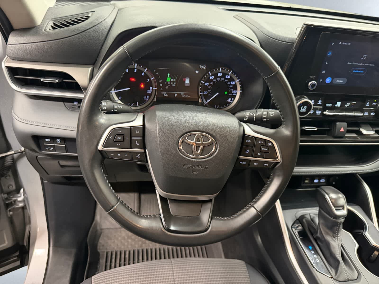 Used 2025 Toyota Highlander LE AWD/4WD image 17