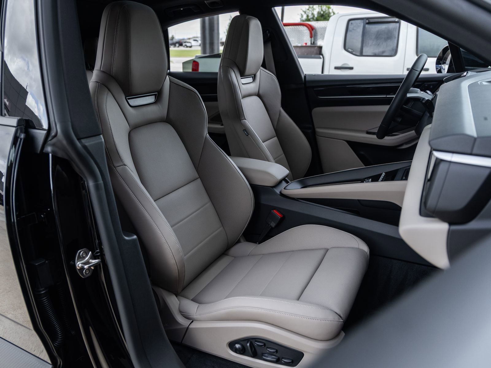 New 2026 Porsche Macan Electric RWD image 47