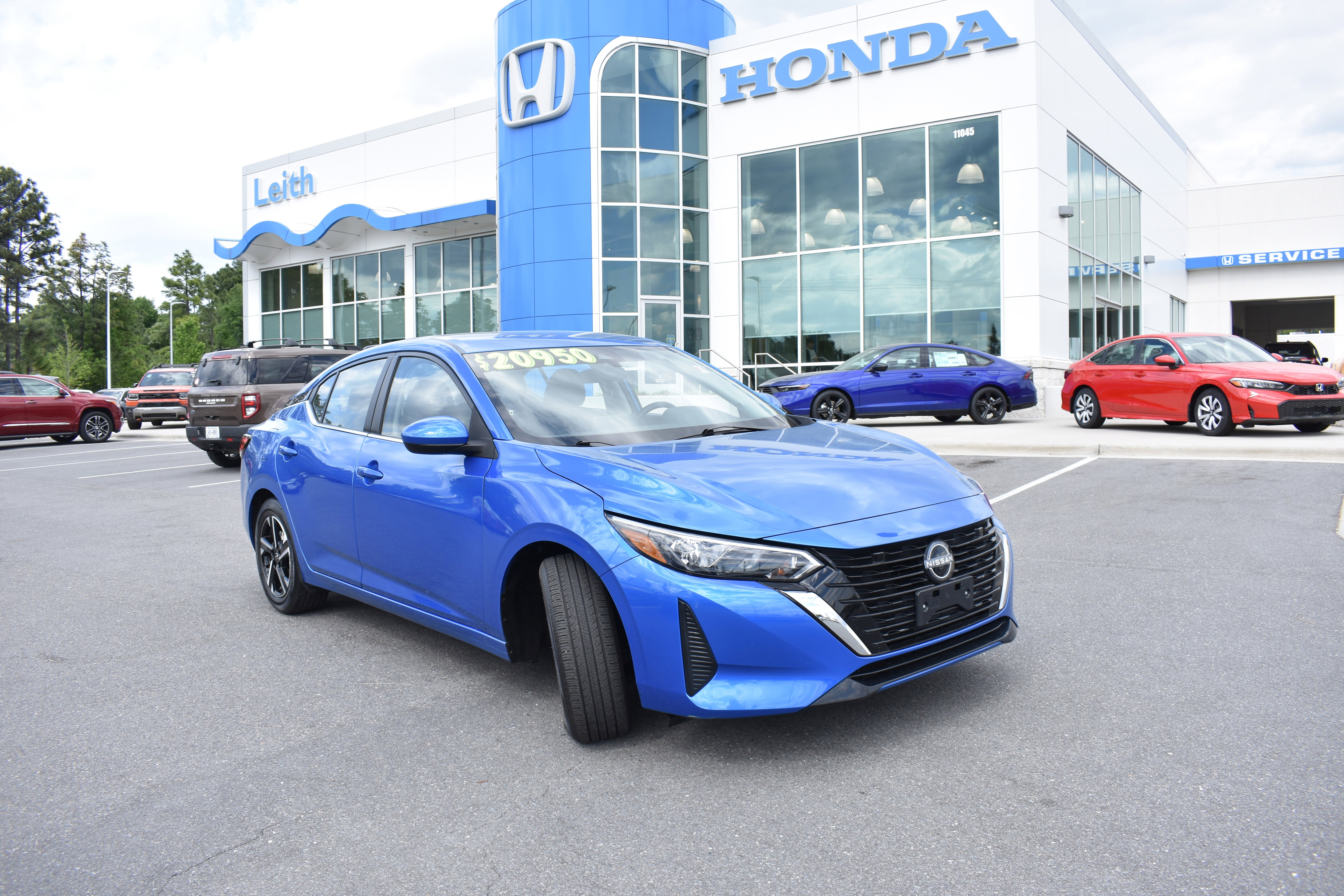 Used 2025 Nissan Sentra SV FWD image 1