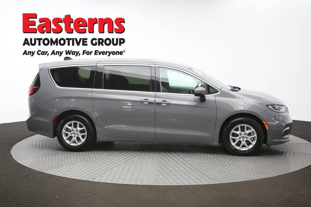 Used 2023 Chrysler Pacifica Touring-L FWD image 46
