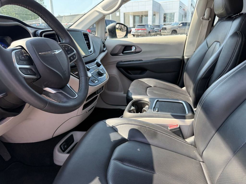 Used 2023 Chrysler Pacifica Touring-L FWD image 7