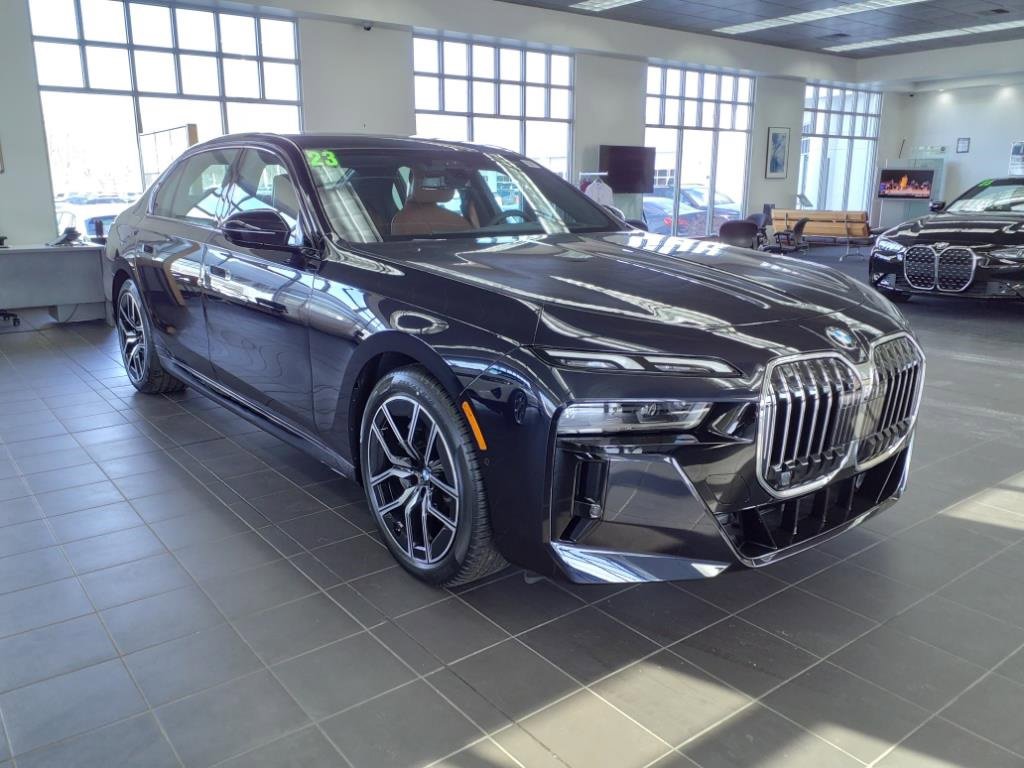 Used 2023 BMW 760i xDrive image 2