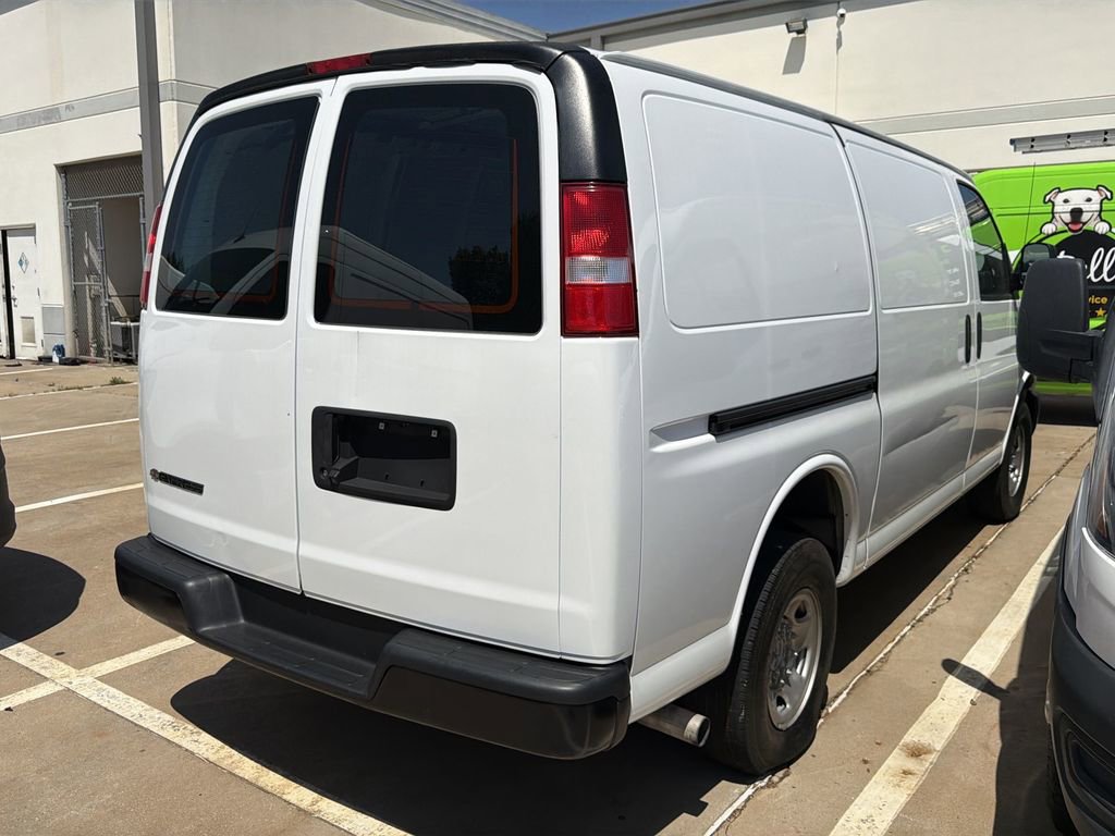 Used 2021 Chevrolet Express 3500 w/ Driver Convenience Package RWD image 3