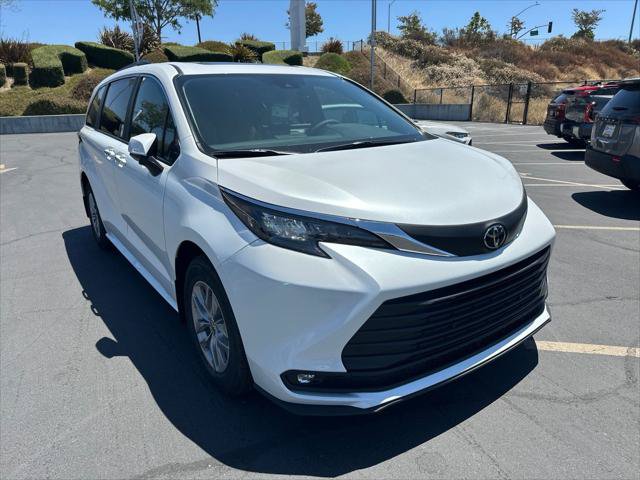 Used 2026 Toyota Sienna XLE FWD image 1