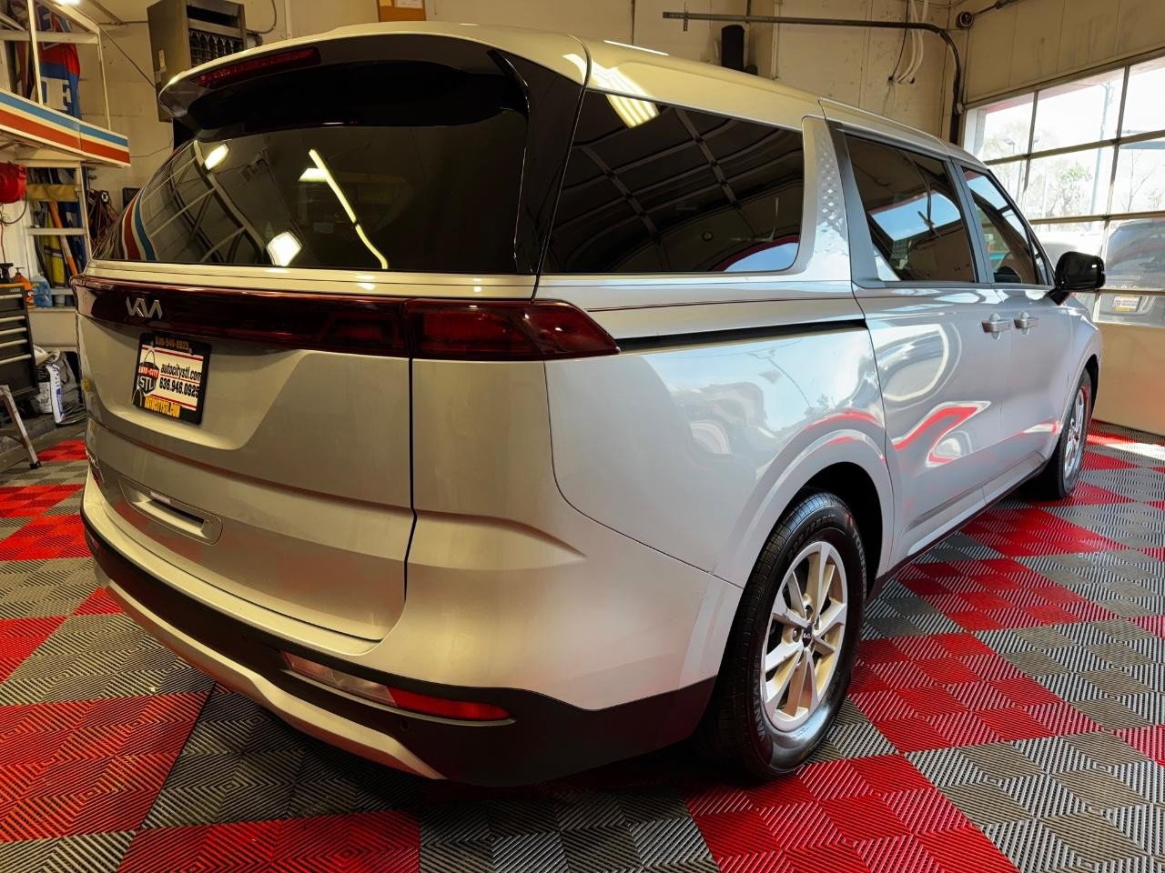 Used 2023 Kia Carnival LX FWD image 7