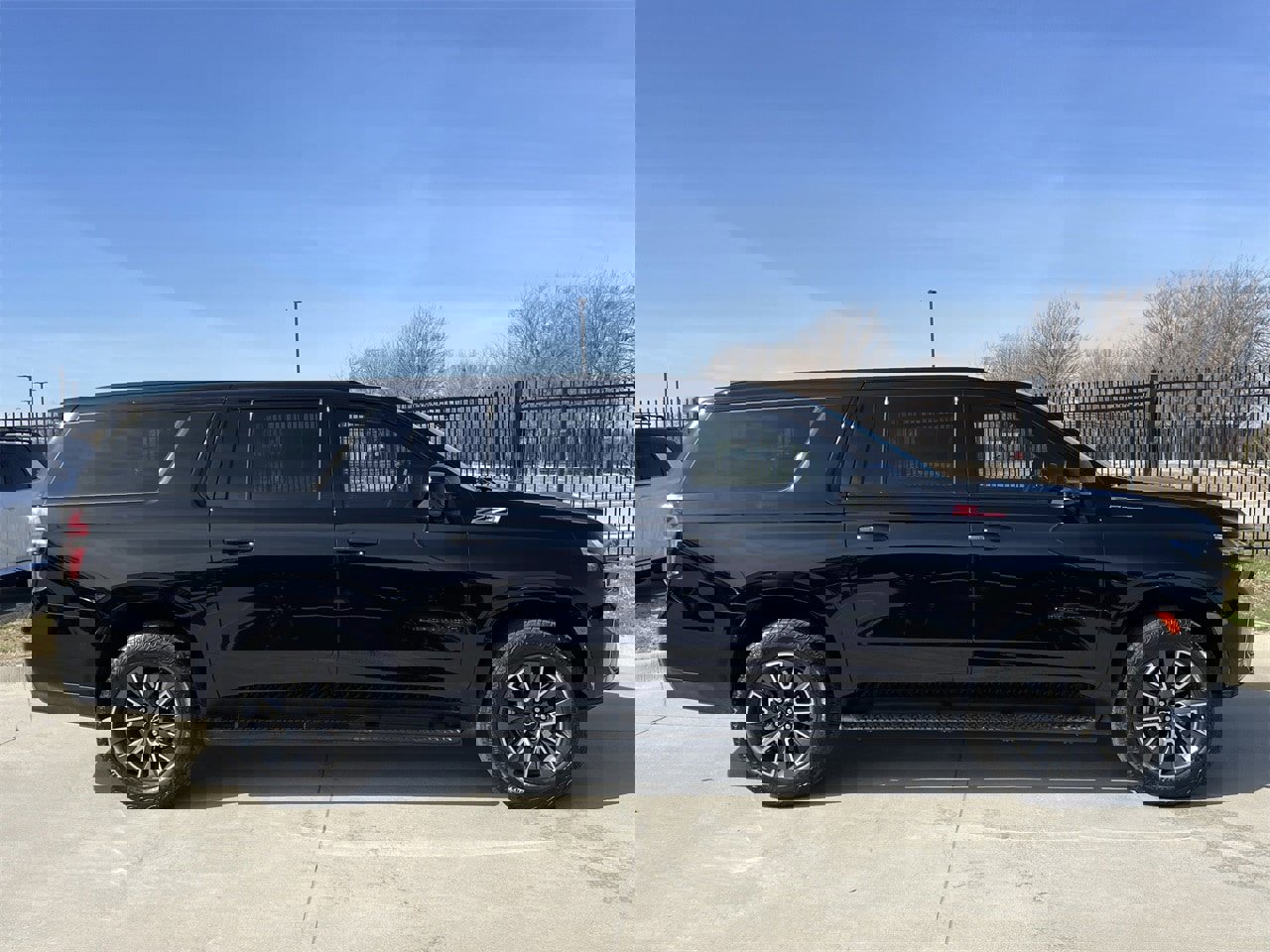 Used 2024 Chevrolet Suburban Z71 w/ Luxury Package image 3