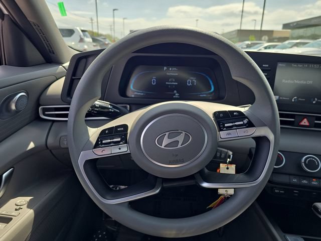 Used 2025 Hyundai Elantra SE FWD image 14