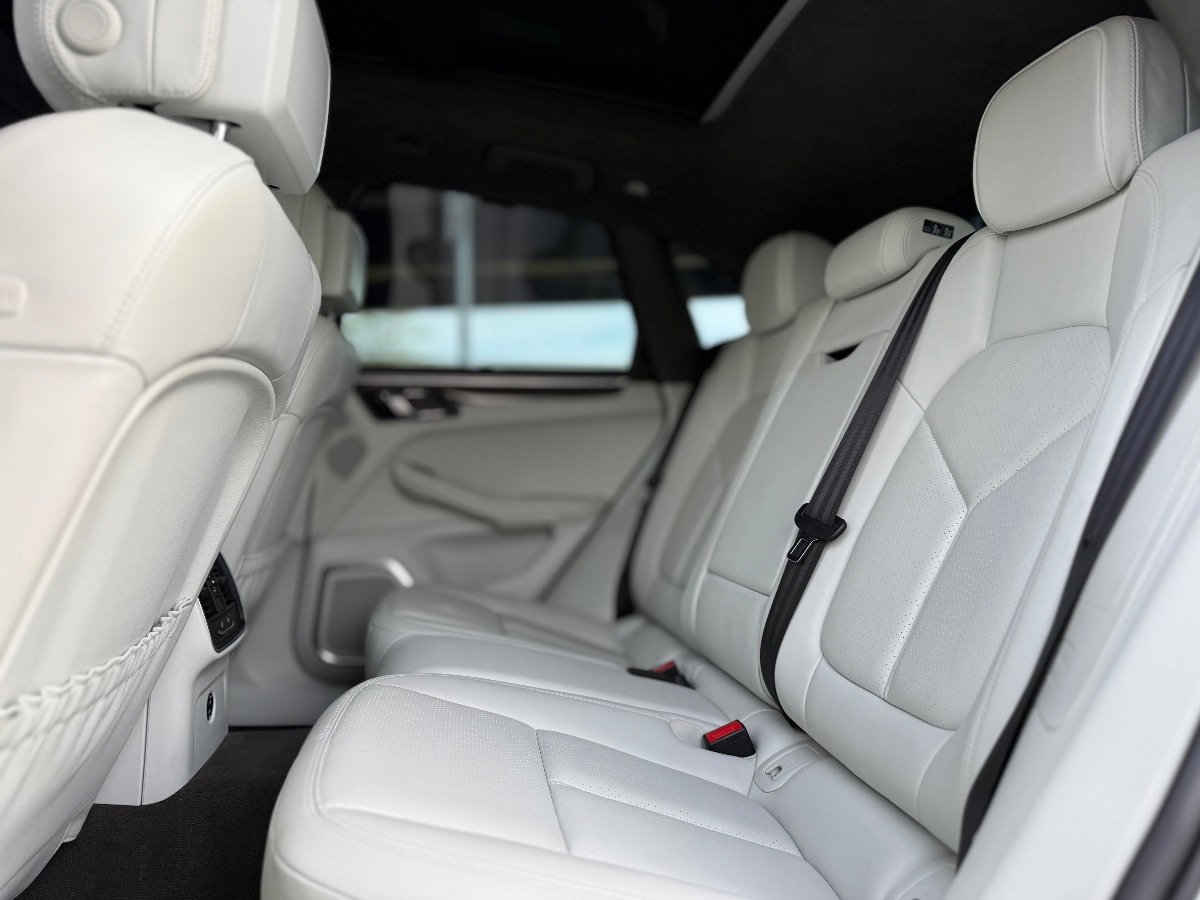 Used 2021 Porsche Macan Turbo AWD/4WD image 19