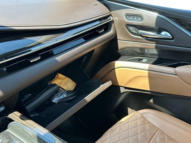 Used 2021 Cadillac Escalade Premium Luxury w/ LPO, Illumination Package AWD/4WD image 33