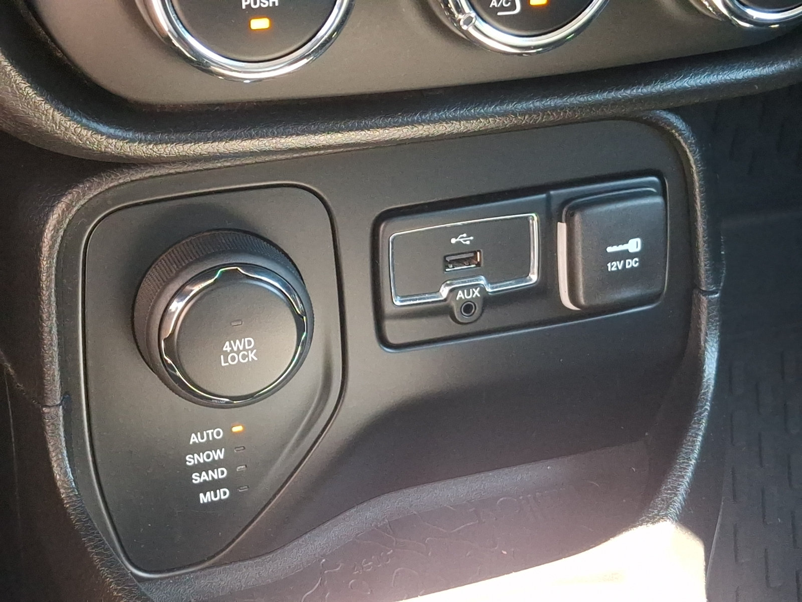 Used 2015 Jeep Renegade Latitude AWD/4WD image 23
