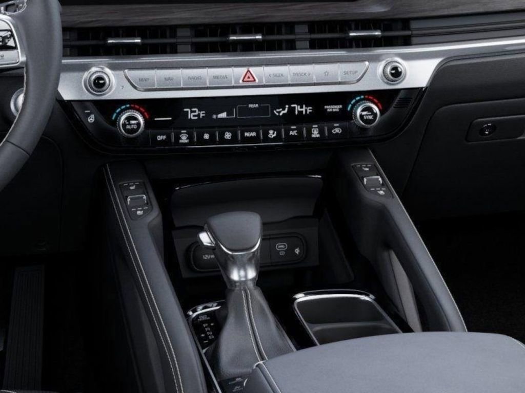 Used 2025 Kia Telluride AWD image 23