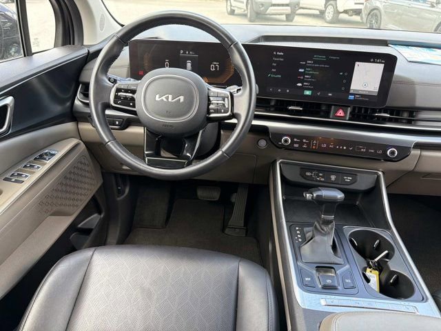Used 2025 Kia Carnival FWD image 22