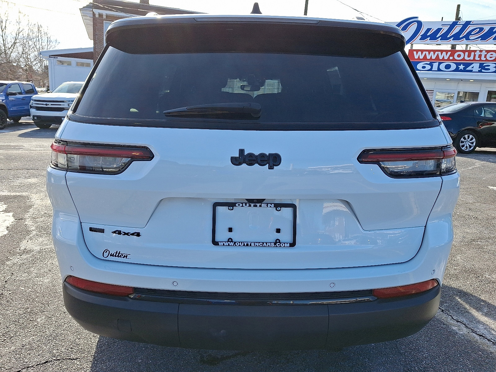 Used 2023 Jeep Grand Cherokee L Laredo image 4