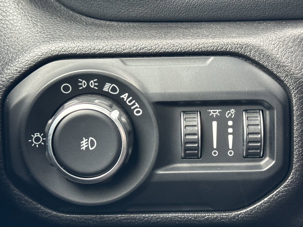 Used 2019 Jeep Wrangler Unlimited Sahara w/ Dual Top Group image 15