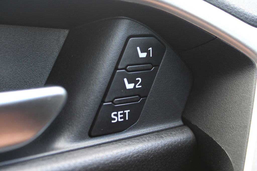 Used 2021 Toyota RAV4 XLE Premium AWD/4WD image 29