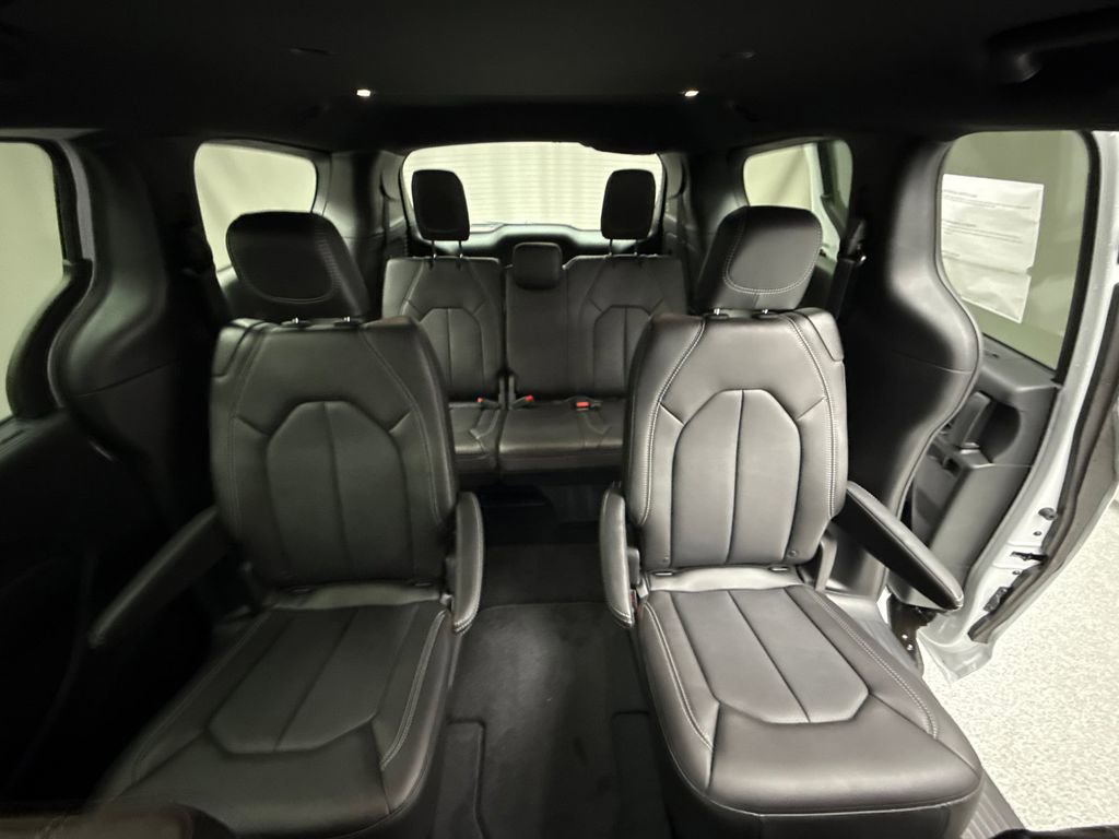 New 2026 Chrysler Pacifica Select image 13