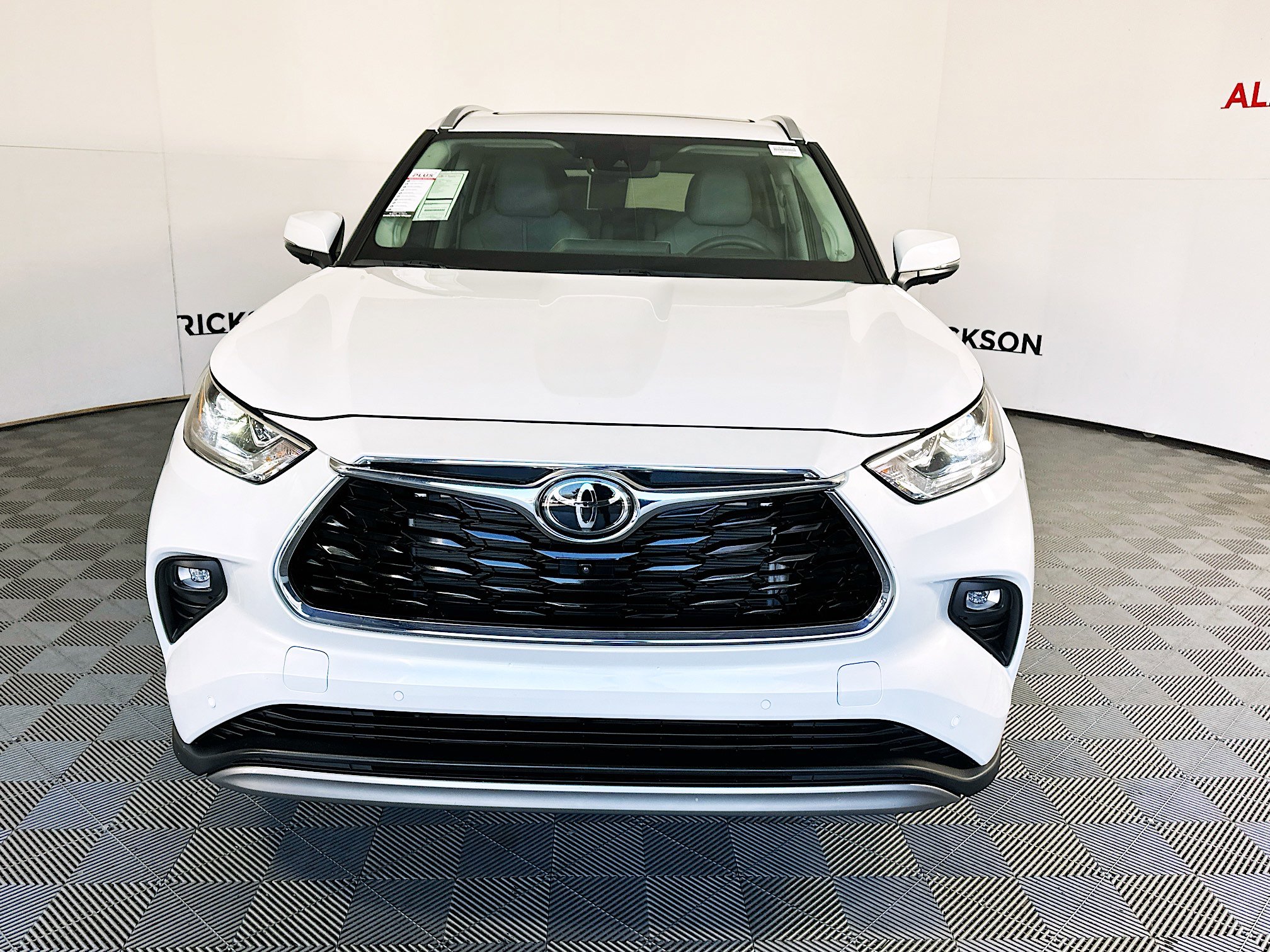 Used 2025 Toyota Highlander Platinum image 8