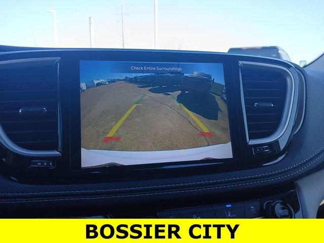 Used 2023 Chrysler Pacifica Touring-L image 14