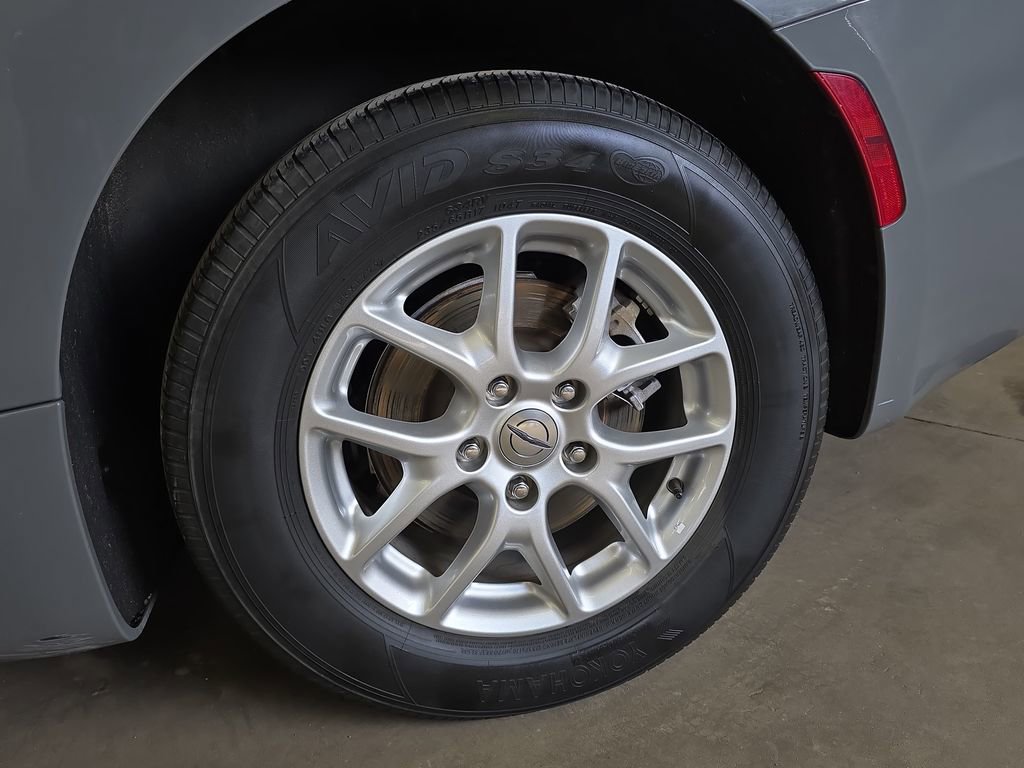 Certified 2023 Chrysler Pacifica Touring-L FWD image 35