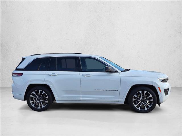Used 2022 Jeep Grand Cherokee Overland w/ Luxury Tech Group IV AWD/4WD image 4