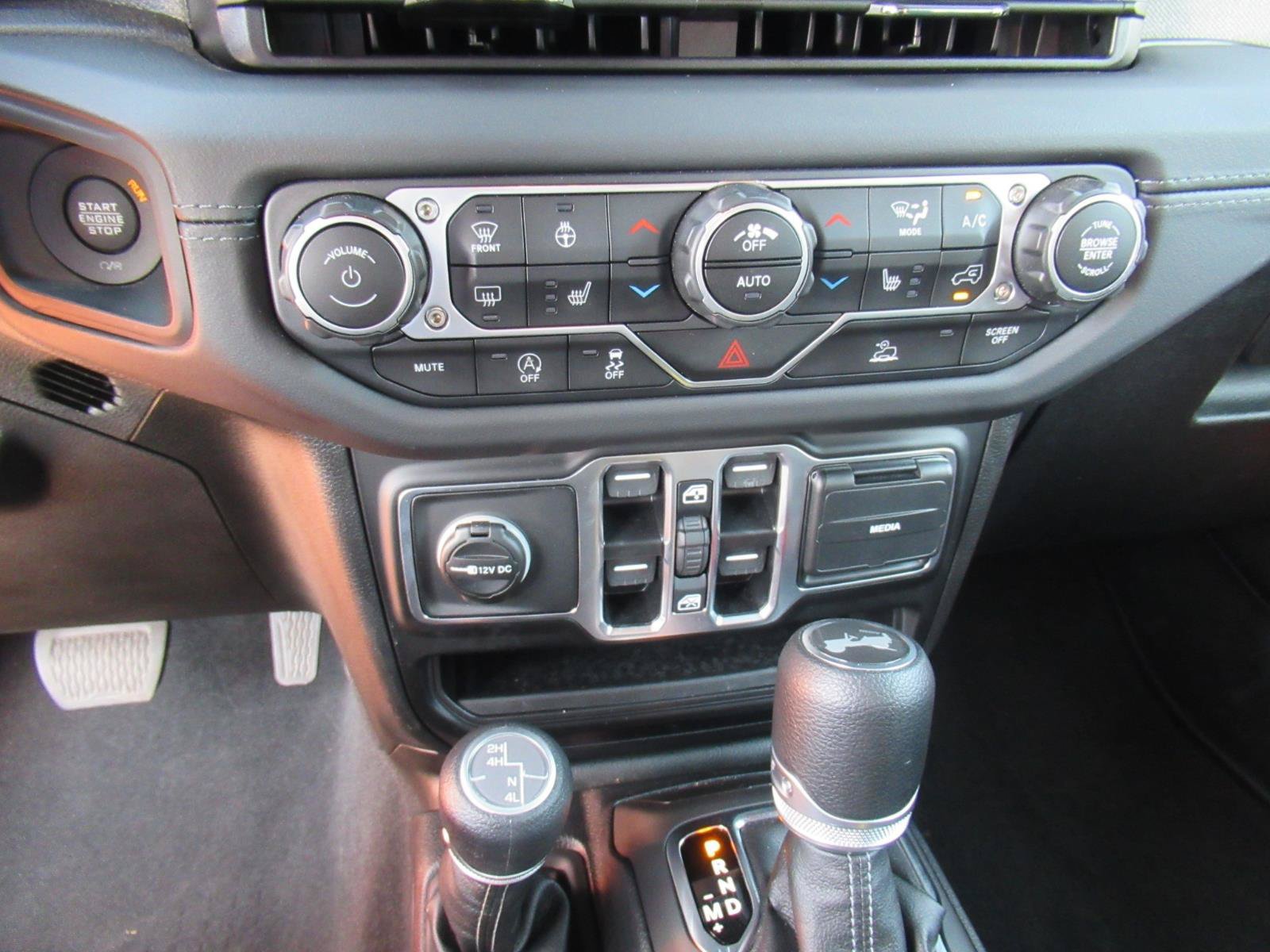 Used 2025 Jeep Wrangler Unlimited Sahara AWD/4WD image 26