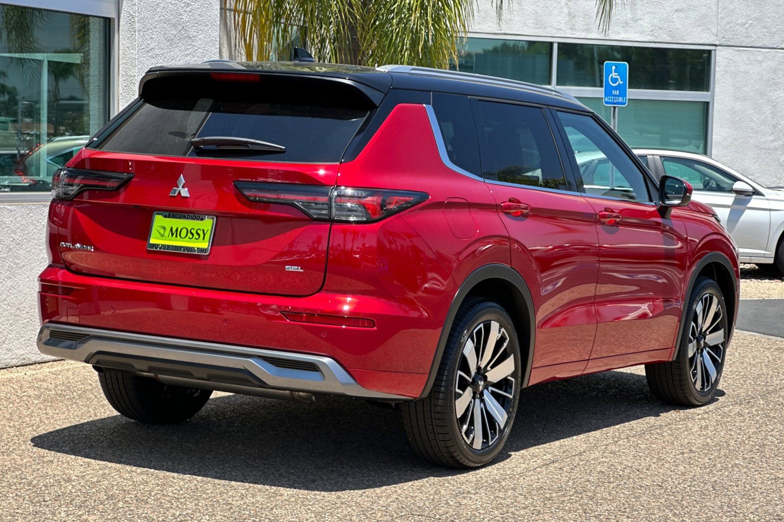 New 2025 Mitsubishi Outlander SEL image 4