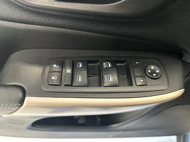 Used 2017 Jeep Cherokee Limited AWD/4WD image 25