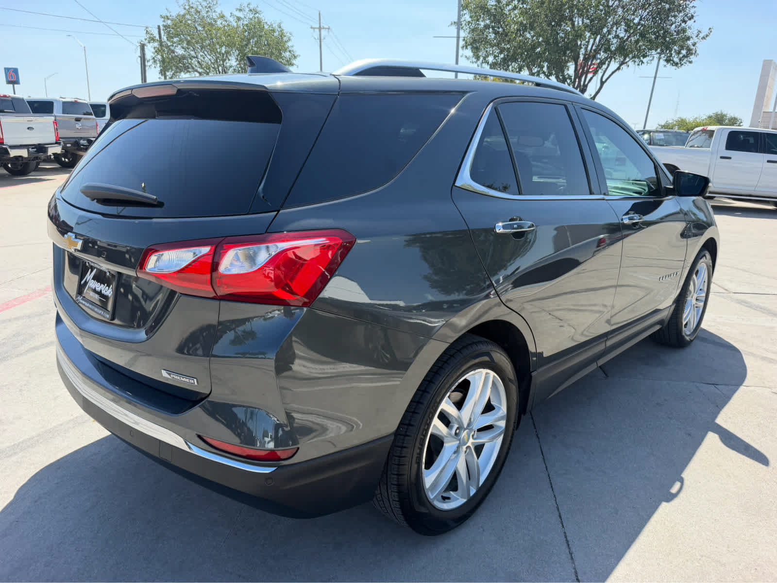 Used 2018 Chevrolet Equinox Premier FWD image 3